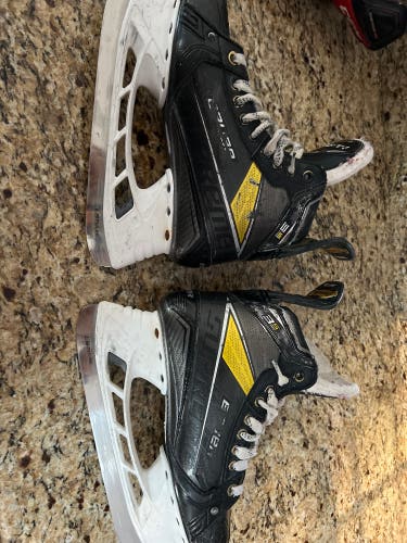 Intermediate Bauer Regular Width  Size 5.5 Supreme 3S Pro Hockey Skates