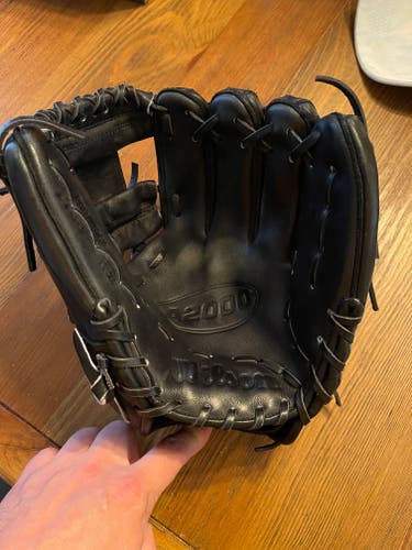Used Right Hand Throw Wilson Infield A2000 Baseball Glove 11.25"