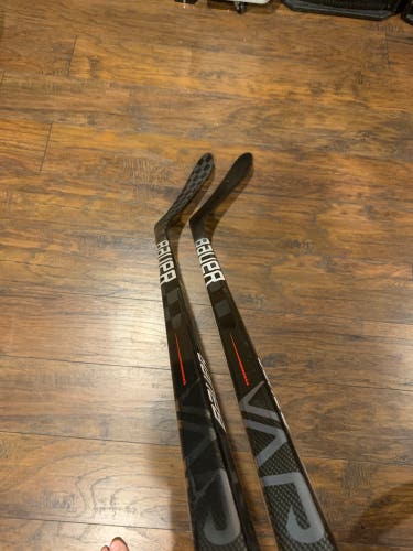 Intermediate Right Handed P28  Vapor Hyperlite Hockey Stick
