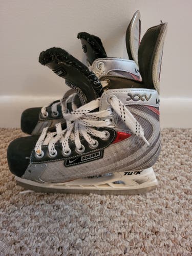 Junior Bauer Vapor XXV Hockey Skates Regular Width Size 2.5