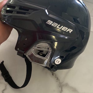 New Large Bauer  Re-Akt 95 Helmet