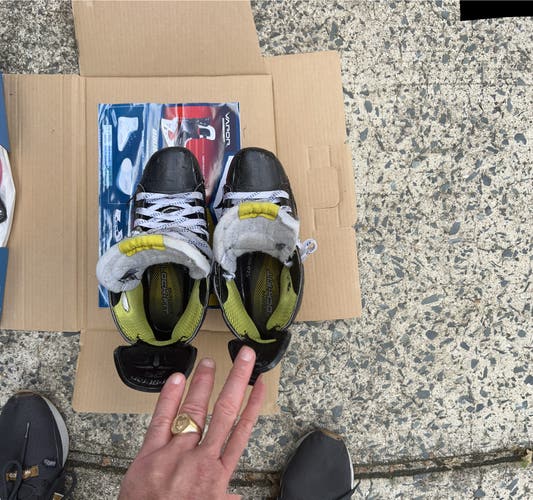 Used Bauer Regular Width Size 7.5 Supreme 2S Hockey Skates