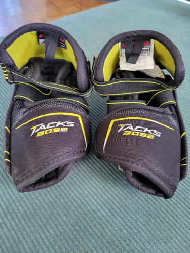 Used Medium CCM Tacks 3092 Elbow Pads
