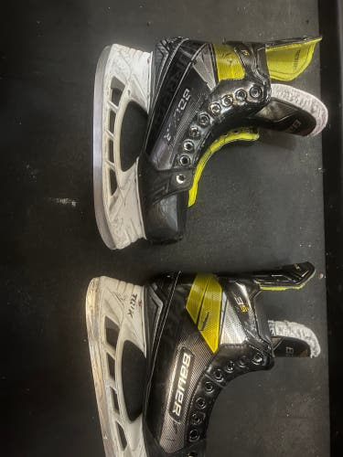 Used Bauer Regular Width  Size 7.5 Supreme 3S Hockey Skates