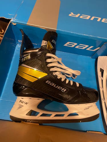 New Bauer  Size 10 Supreme UltraSonic Hockey Skates