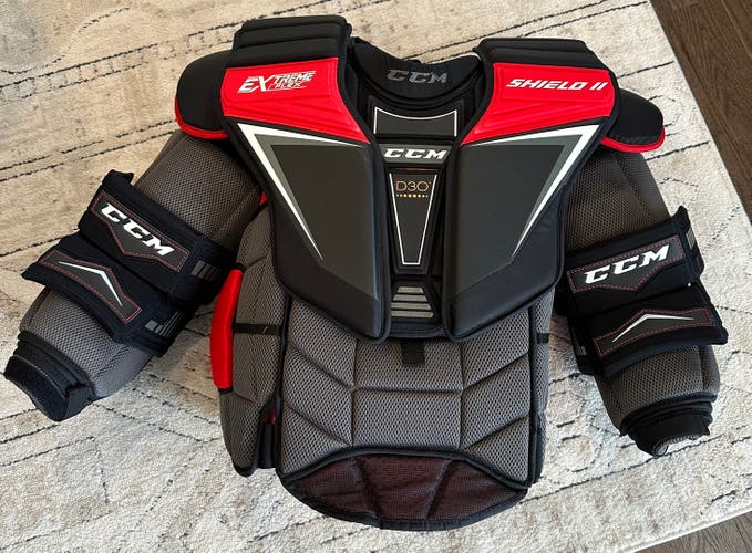 NWOT CCM Extreme Flex Shield II Goalie Chest Protector LARGE