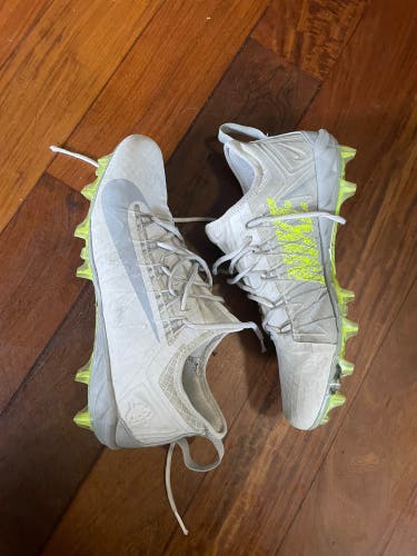 White Men's Size 10 (Women's 11) Low Top Huarache