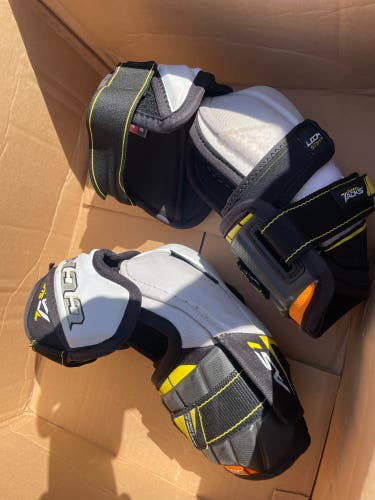 CCM AS-1 Elbow Pads