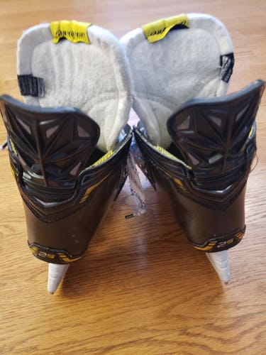 Junior Used Bauer Supreme 2S Hockey Skates Regular Width Size 2.5