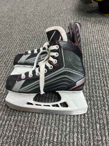 Used Bauer Regular Width Size 3 Vapor X200 Hockey Skates