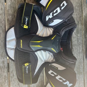 Junior Small CCM Tacks 9060 Shoulder Pads