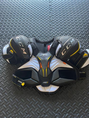 Senior Medium CCM Tacks Shoulder Pads