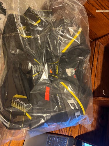 New Senior Small CCM Tacks 7092 Shoulder Pads