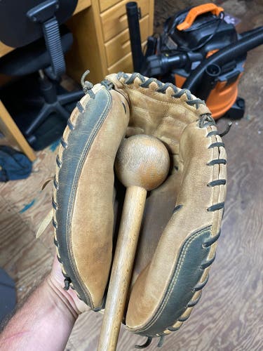 Used Right Hand Throw 33.5" Baseball Glove