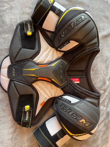 Junior Large CCM Super Tacks AS1 Shoulder Pads