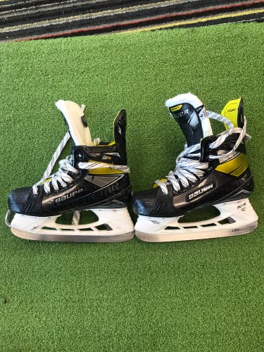 Used Bauer  Size 4 Supreme 3S Hockey Skates