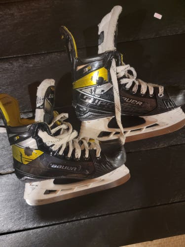 Youth Used Bauer Supreme 3S Hockey Skates Regular Width Size 5.5