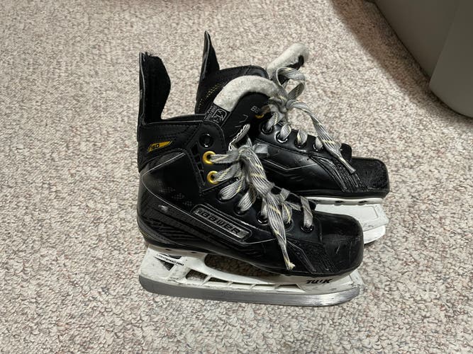 Youth Bauer Regular Width  Size 13.5 Supreme 160 Hockey Skates