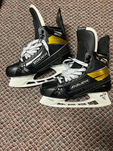 New Bauer Pro Stock Size 9.5 Supreme UltraSonic Hockey Skates