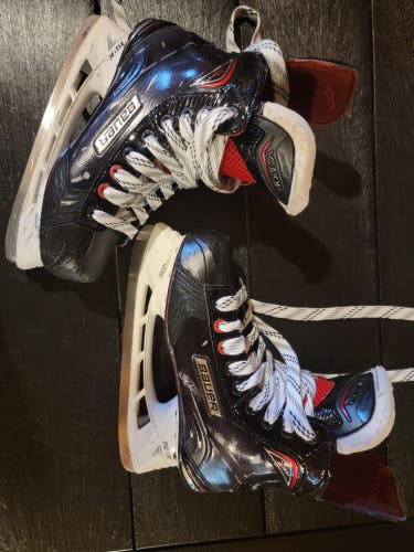 Junior Used Bauer Vapor X800 Hockey Skates Regular Width Size 5