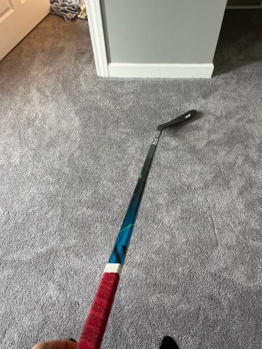 Intermediate Right Handed P28 Nexus Geo Hockey Stick