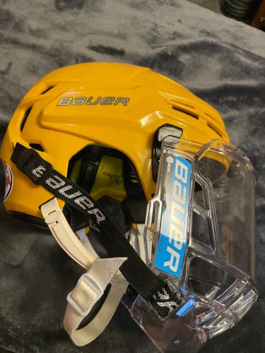 Used (Like New) Medium Bauer Re-Akt Hockey Helmet