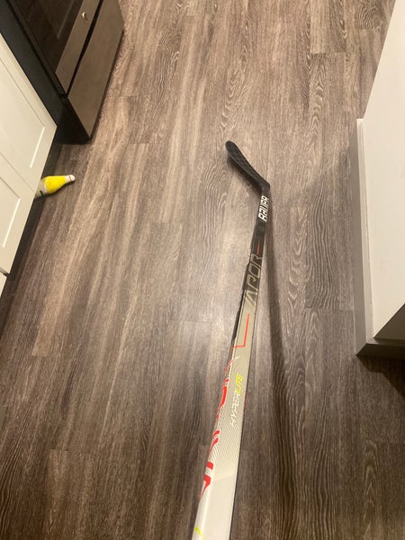 Intermediate Left Hand P28 Vapor Hyperlite Hockey Stick