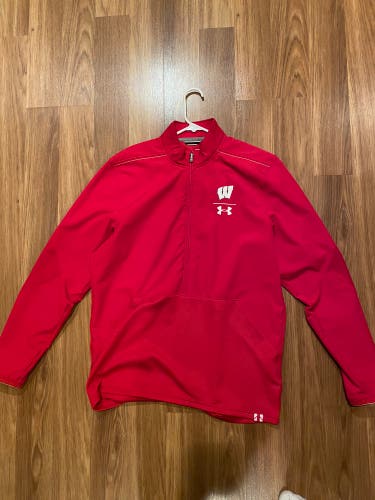 New Wisconsin Hockey Team Issued Under Armour 1/2 Zip Pullover Men’s Large Red