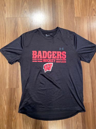 New Wisconsin Hockey Team Issued Under Armour Training Shirt Men’s Large