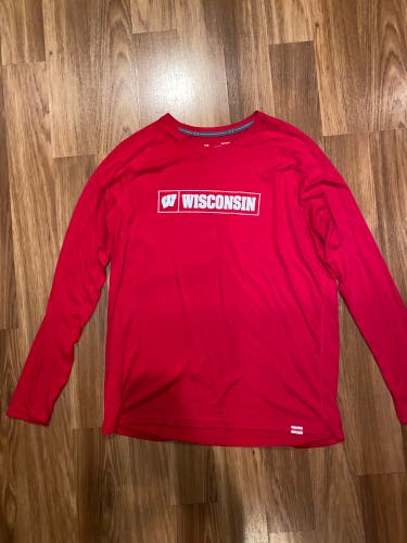 New Wisconsin Hockey Team Issued Under Armour Long Sleeve Men’s Large Red HeatGear Technology