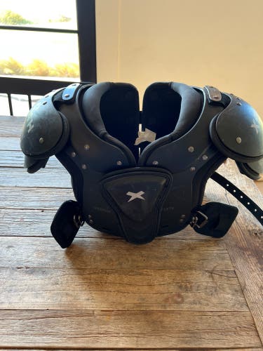 Youth Medium Xenith Flyte Shoulder Pads