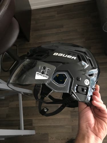 Like new Black Medium Bauer Re-Akt 150 Helmet