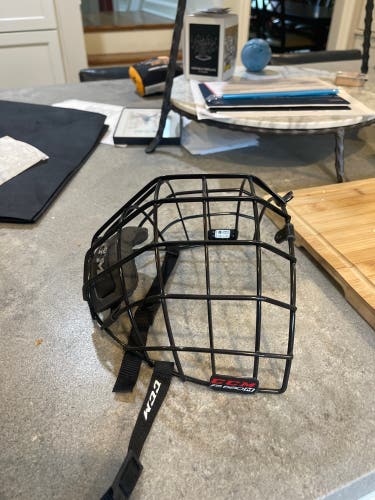 New Medium CCM FM480 Facemask