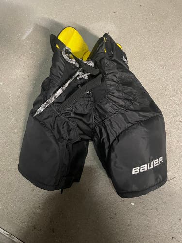 Used Large Bauer Shoulder Pads Elbow Pads Shin Guards And Pants
