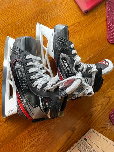 Used Bauer Vapor Goalie Regular Width  Size 3.5 Hockey Skates