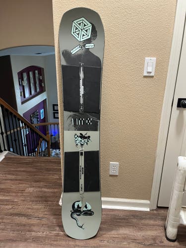 Men's  Burton Without Bindings Soft Flex True Twin Name dropper Snowboard