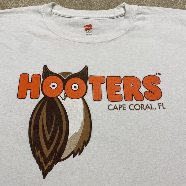 Hooters Restaurant T Shirt Men Small Adult White Owl Cape Coral
