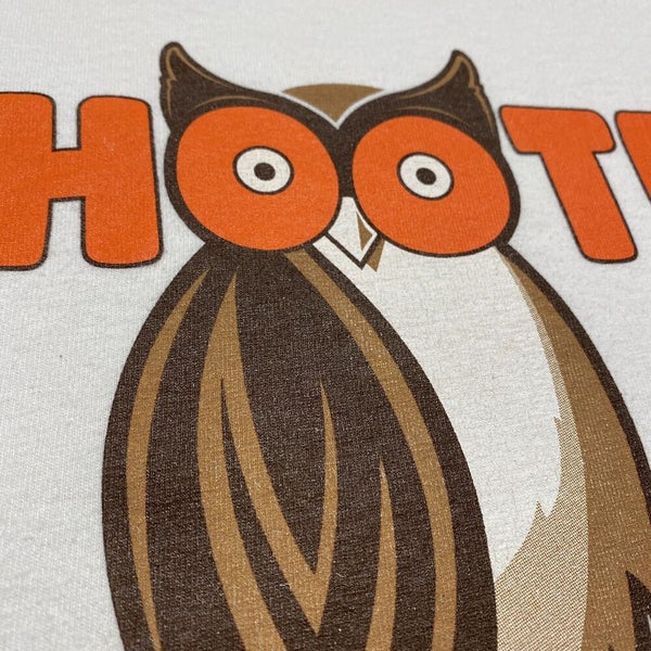 Hooters Restaurant T Shirt Men Small Adult White Owl Cape Coral