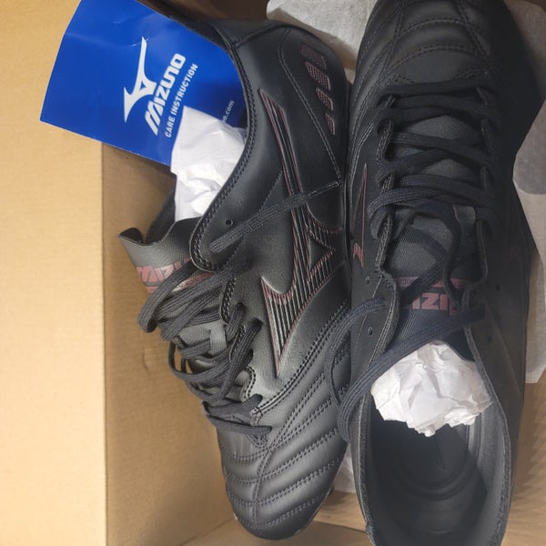 Brand new in box Men's Size 9.5 Mizuno Field Cleats