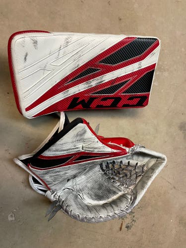 NHL Senators Daccord used CCM Extreme Flex 4 Goalie Gloves