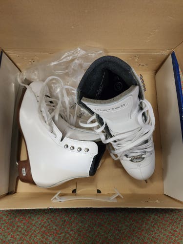 New Riedell Diamond 133 Figure Skates Size 5 WIDE White