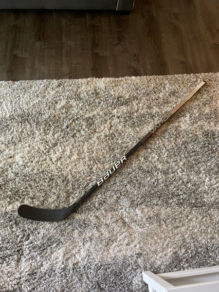 Senior Right Handed P92M Vapor Hyperlite Hockey Stick