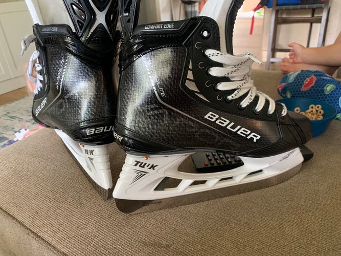 Used Bauer Wide Width  Size 9 Vapor Hyperlite Hockey Skates