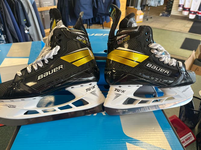 New Bauer Size 9.5 Supreme UltraSonic Hockey Skates
