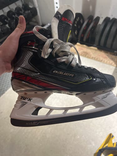 Size 9 fit D Vapor 2x Pro ice skates