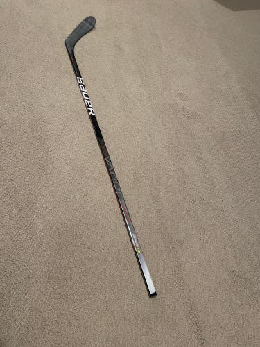 Senior Right Handed P28  Vapor Hyperlite Hockey Stick