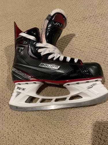 Used Bauer Regular Width  Size 10 Vapor X2.7 Hockey Skates