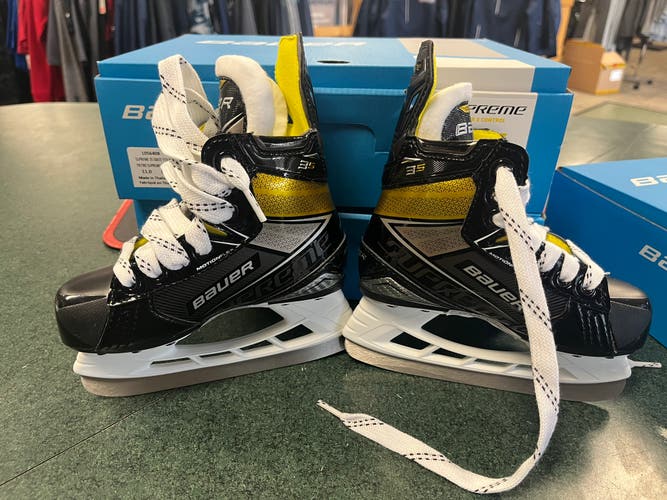 New Bauer Regular Width Size 11 Supreme 3S Hockey Skates