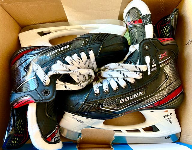 USED 2 TIMES Junior Bauer Vapor 2X Hockey Skates Regular Width Size 4.5D (US Shoe Size 5.5 Regular)
