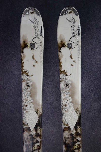 DYNASTAR EXCLUSIVE LEGEND POWDER SKIS SIZE 165 CM WITH MARKER